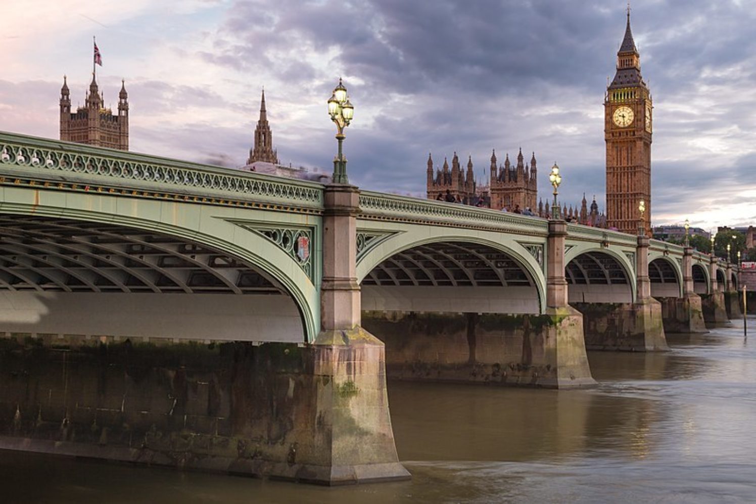 westminster-bridge-illuminated-river